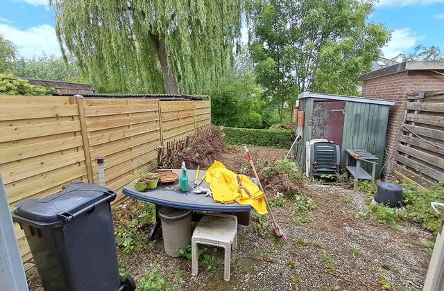 Overvolle tuin voor tuinontruiming