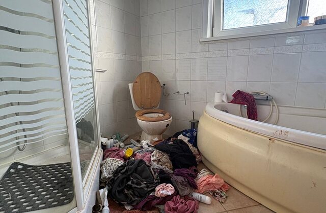 Vervuilde badkamer voor de ontruiming en reiniging