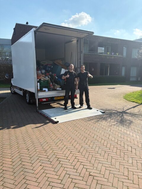 Team van Ontruimings Expert bij verhuiswagen